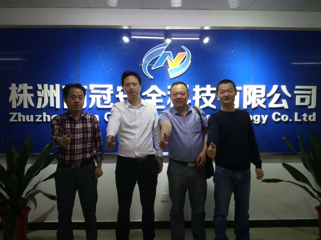 客車自動(dòng)破窗裝置,遙控自動(dòng)破玻器,破窗器,南冠破玻器 客車自動(dòng)破窗裝置,遙控自動(dòng)破玻器,破窗器,南冠破玻器